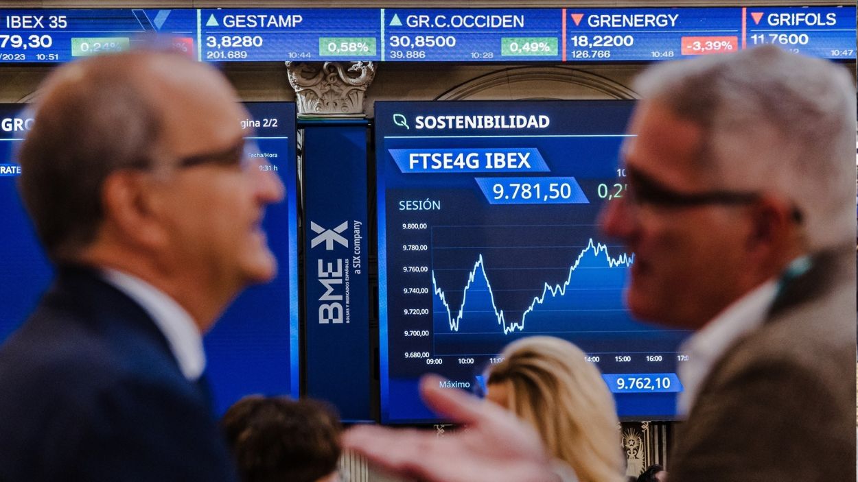 Varias personas frente a los paneles del Ibex 35 en el Palacio de la Bolsa . EP.