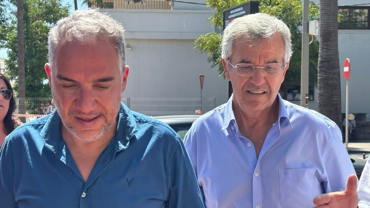 Elías Bendodo junto al alcalde de Estepona, José María García Urbano