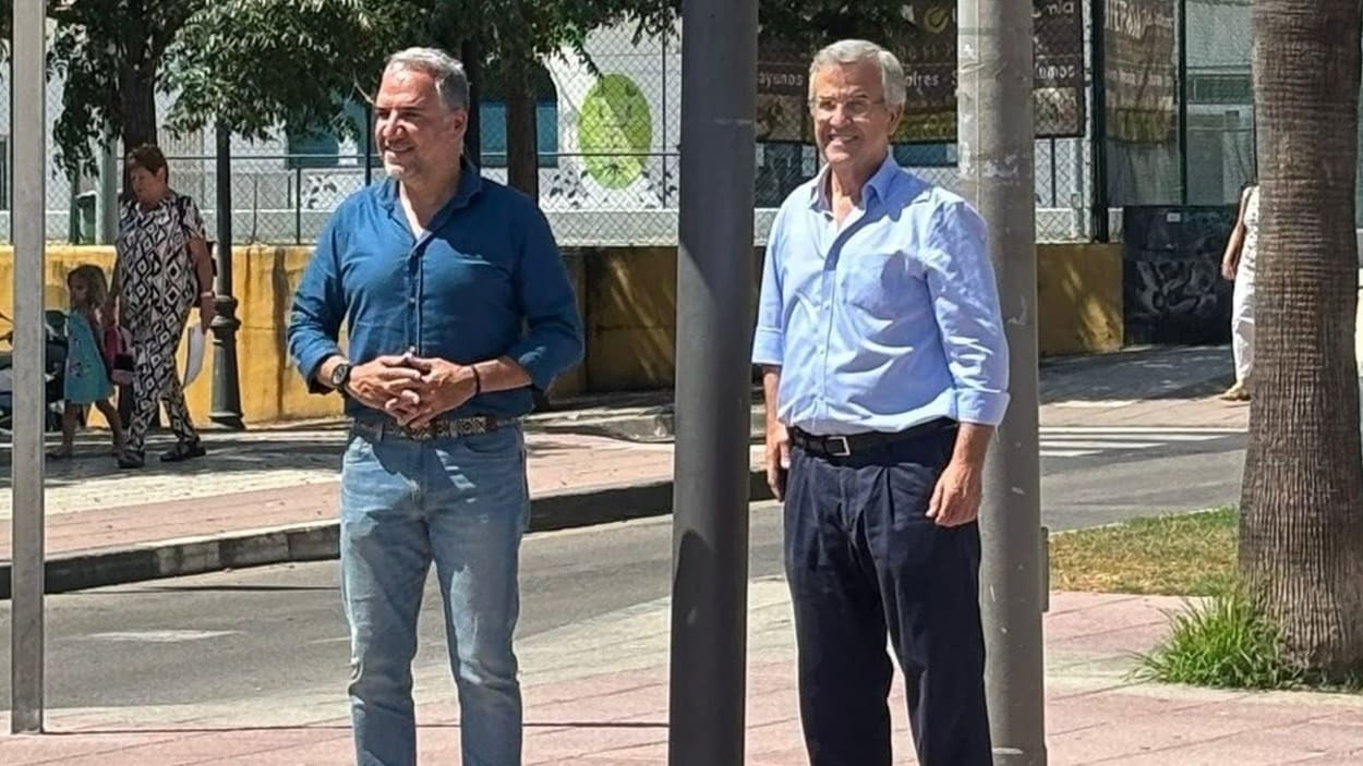 Elías Bendodo junto al alcalde de Estepona, José María García Urbano