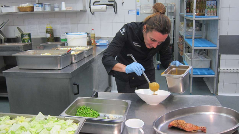 La chef Begoña Rodrigo preparando uno de los platos del menú que ha hecho para Cáritas La chef Begoña Rodrigo preparando uno de los platos del menú que ha hecho para Cáritas