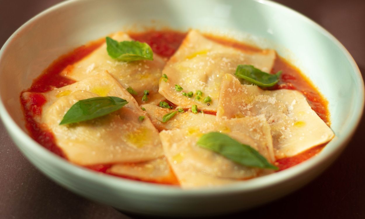 Un plato de pasta fresca rellena
