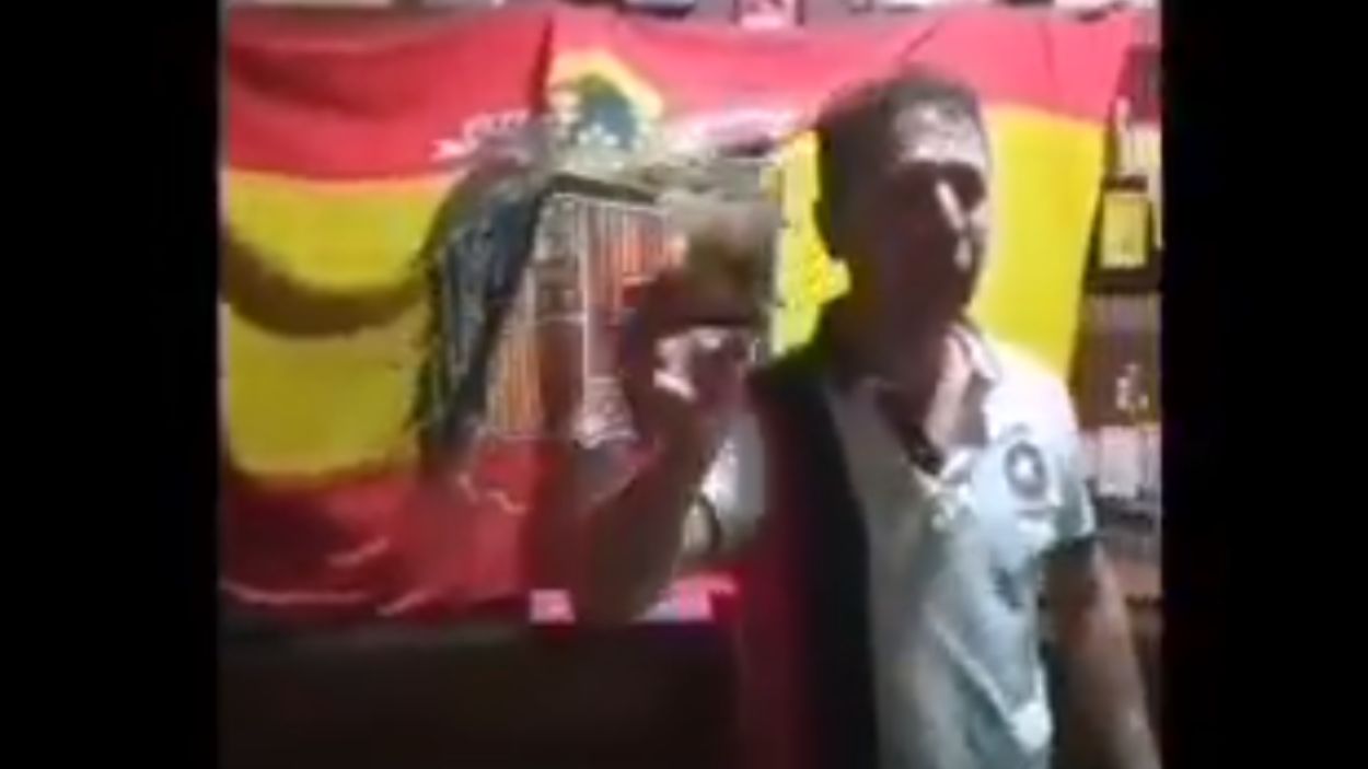 Un concejal del PP en Cuenca hace un brindis entre soflamas y banderas franquistas. Twitter.