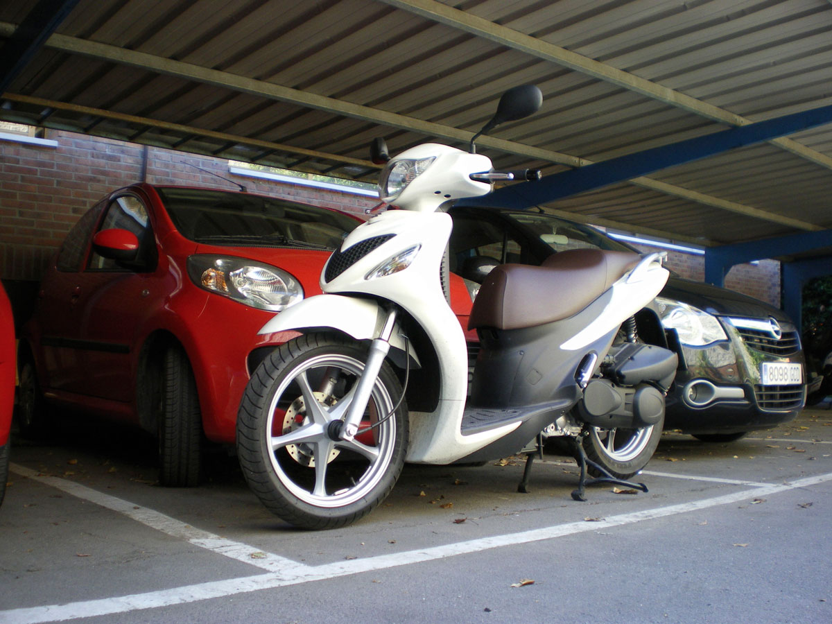 ¿Se puede aparcar coche y moto en la misma plaza de garage?