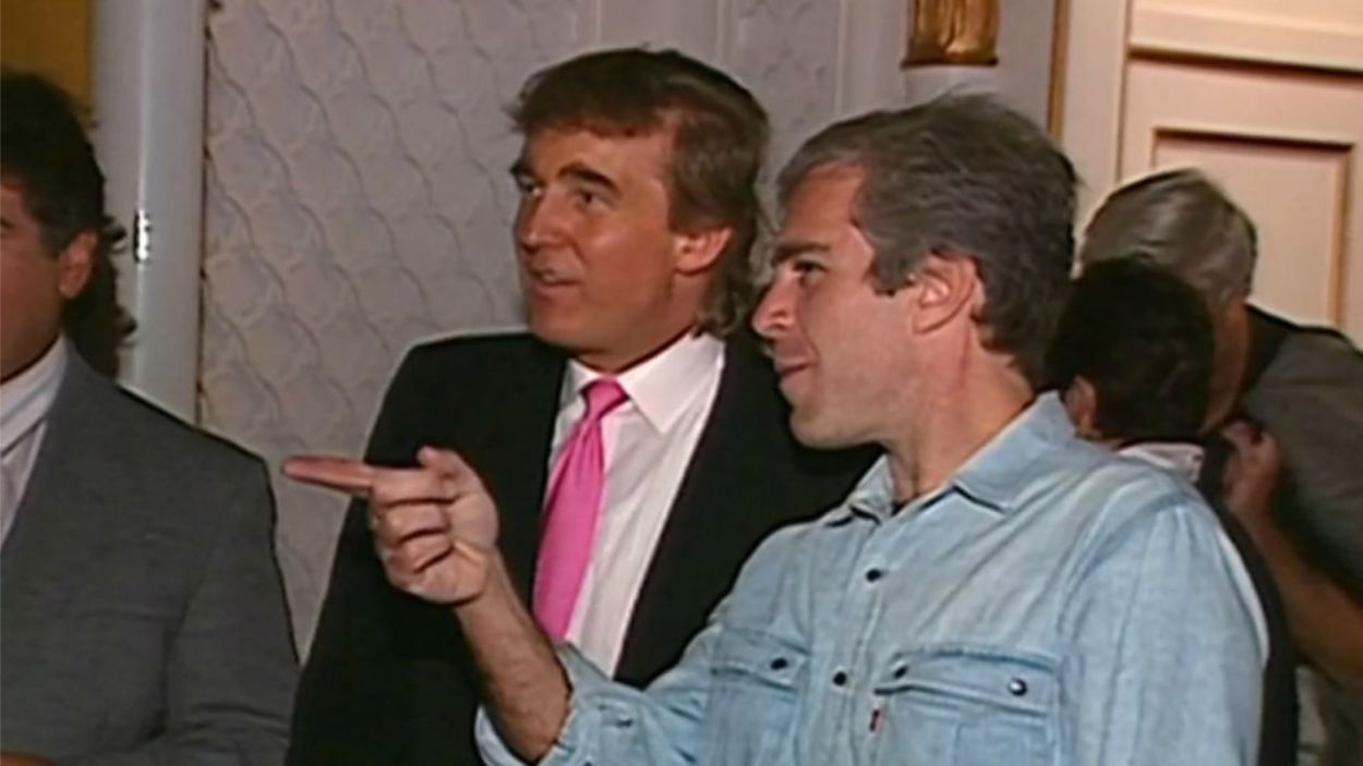 Donald Trump y Jeffrey Epstein en 1992 durante el transcurso de una fiesta. EP