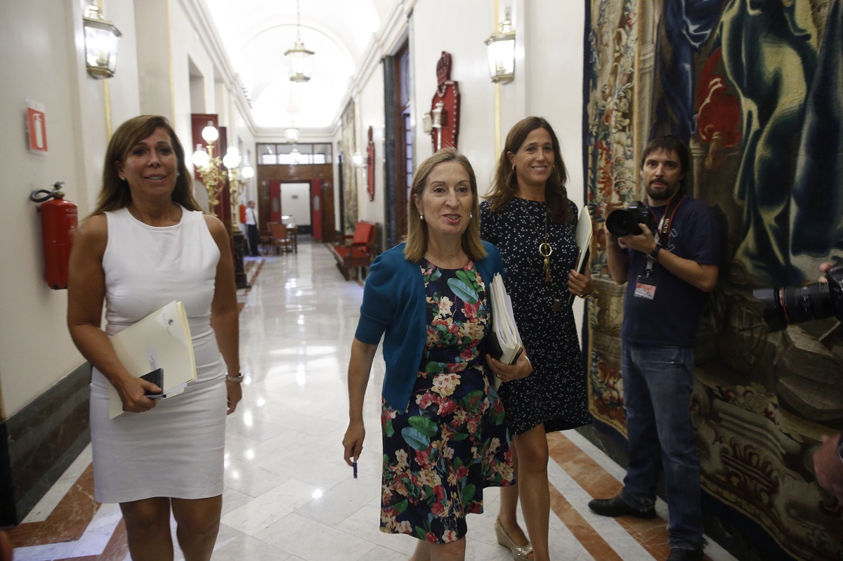 La presidenta del Congreso, Ana Pastor; la vicepresidenta tercera, Rosa María Romero, y la secretaria primera, Alicia Sánchez Camacho