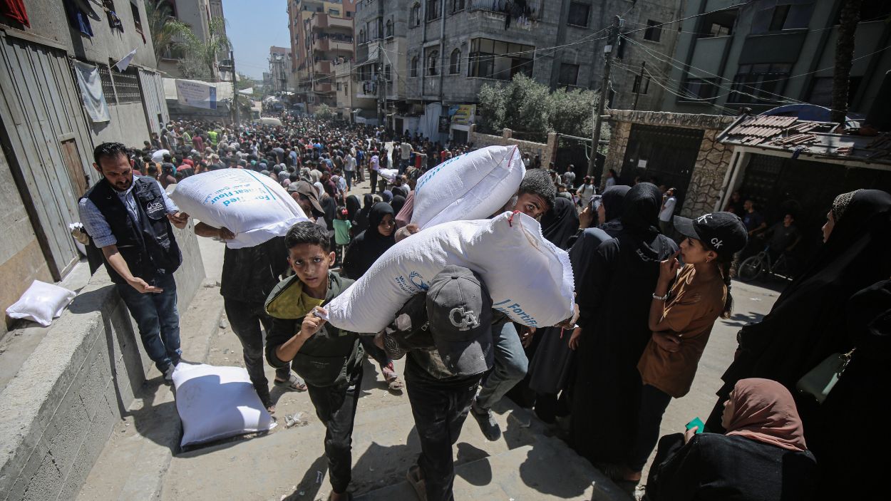 Palestinos cargan con sacos de harina en la Franja de Gaza. EP.