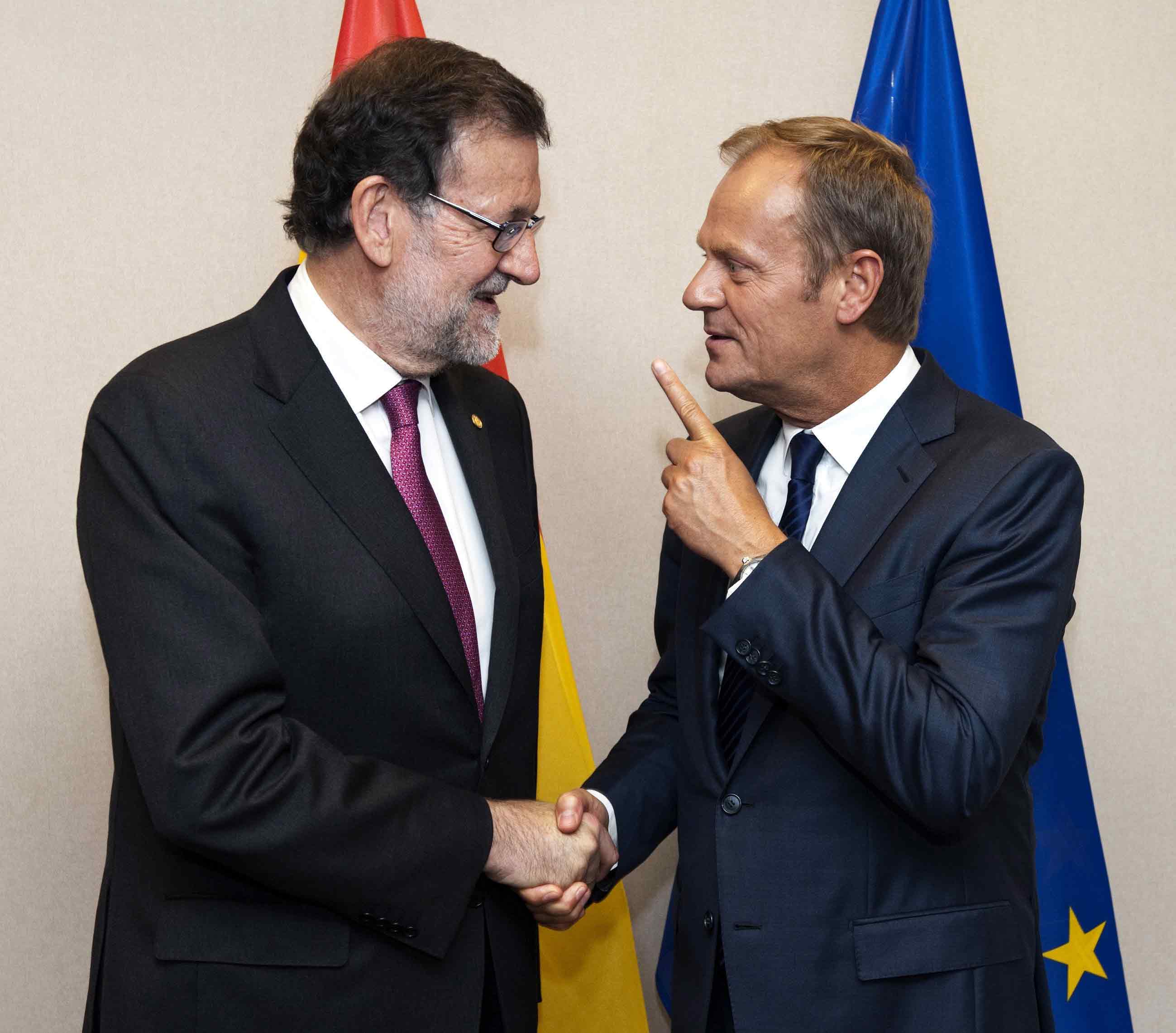 El presidente del Gobierno, Mariano Rajoy (i) saluda al presidente del Consejo Europeo, Donald Tusk.