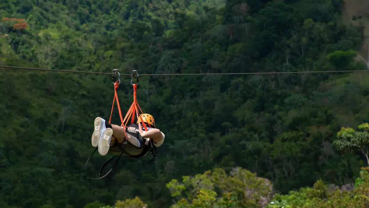 Tirolina en el parque que Toroverde tiene en Puerto Rico. Toroverde.