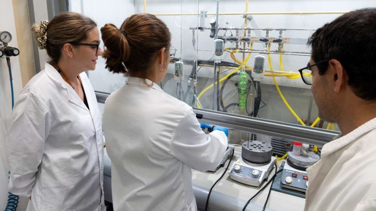 Desarrollan un método para producir plásticos y productos farmacéuticos sin metales ni disolventes tóxicos. CSIC.