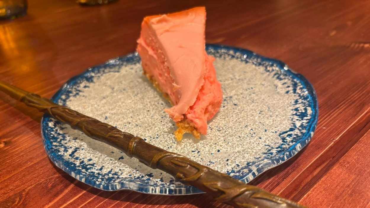 Tarta de Pantera Rosa encantada: Una reinterpretación mágica del mítico pastelito noventero, servida con varita incluida. Tan rosa como instagrameable.