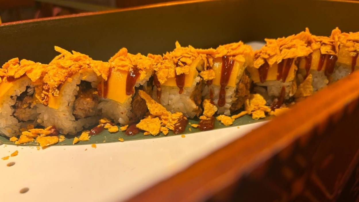 Mexican Roll. Sushi con alma tex-mex: relleno de pulled pork, queso fundido y nachos troceados. Se presenta en un cofre mágico con emblemas de las casas.