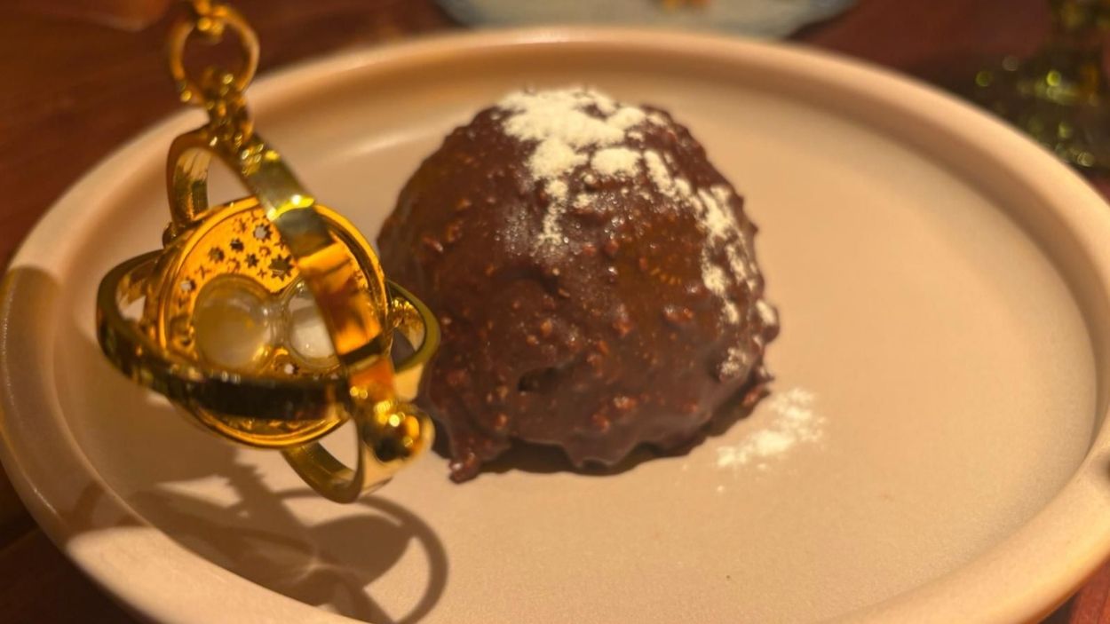 Postre Ferrero hechizado. Una bola crujiente de chocolate rellena de crema que recuerda a un Ferrero Rocher XXL. Pura magia.