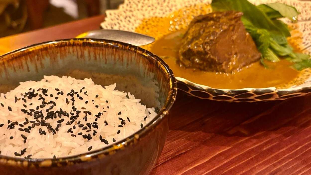 Carrilleras del Fénix al curry rojo. Melosidad extrema y sabor profundo con un toque tailandés, acompañado de arroz jazmín y servido en una cazuela con hechizos.