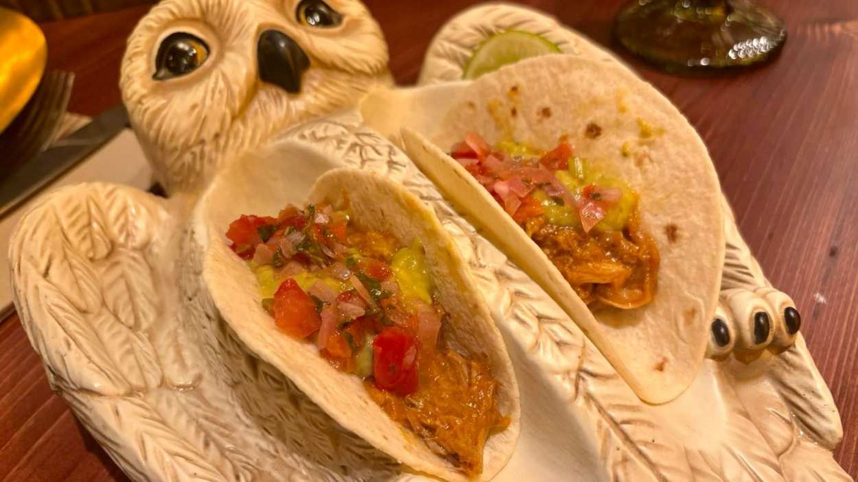 Tacos del Colagusano Asado. Dos tacos de pulled pork hechizado sobre Hedwig, la lechuza más famosa del universo mágico. Presentación de 10 y sabor aún mejor.