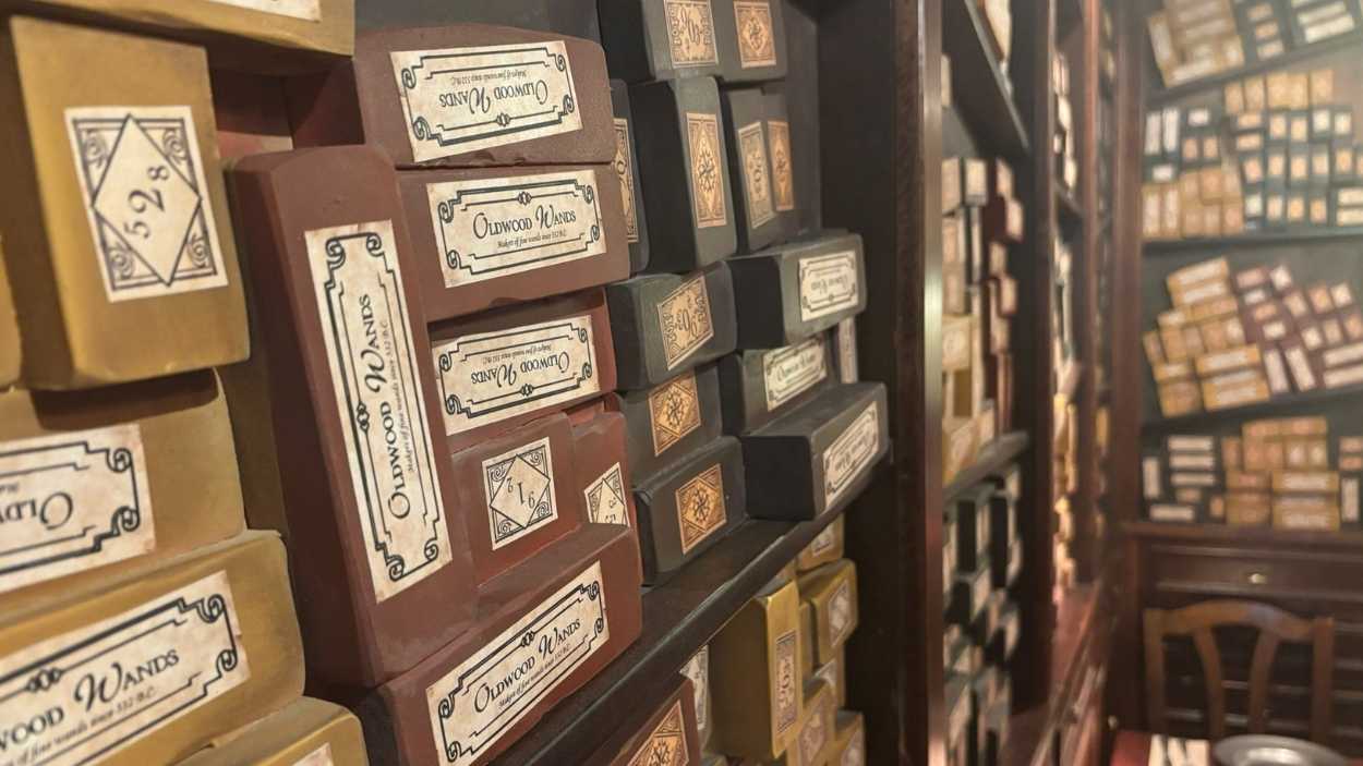 La tienda de varitas Olivander está repleta de vitrinas encantadas.