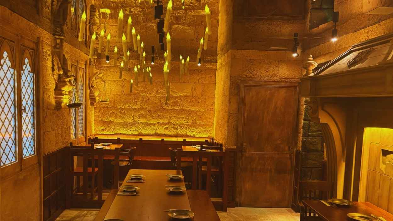 El Gran Comedor está iluminado por velas flotantes.