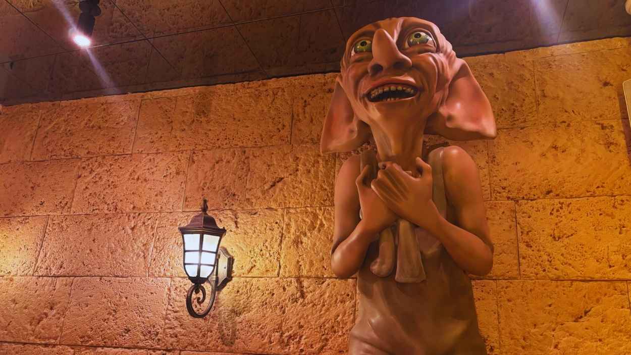 Dobby te da la bienvenida a tamaño real en el local.