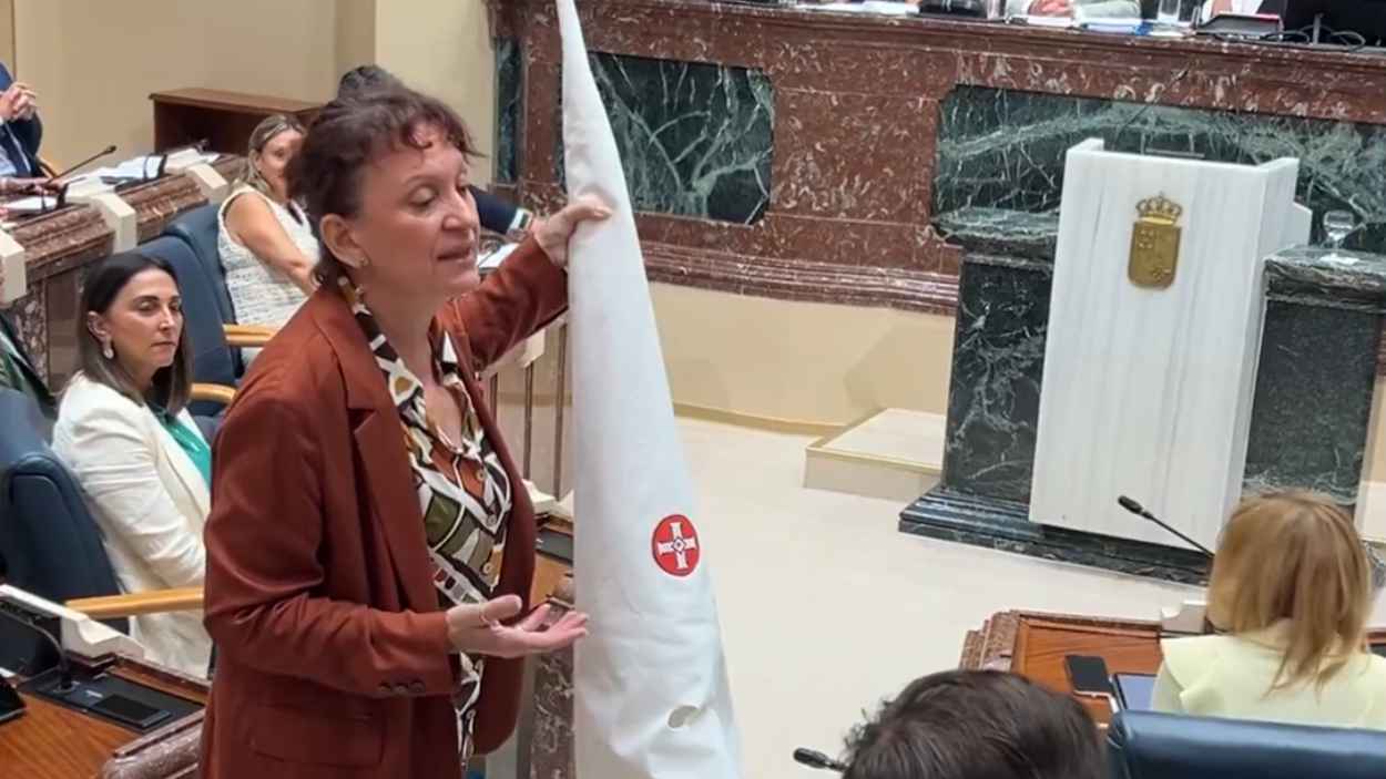 María Marín entrega un capirote a Antelo. X