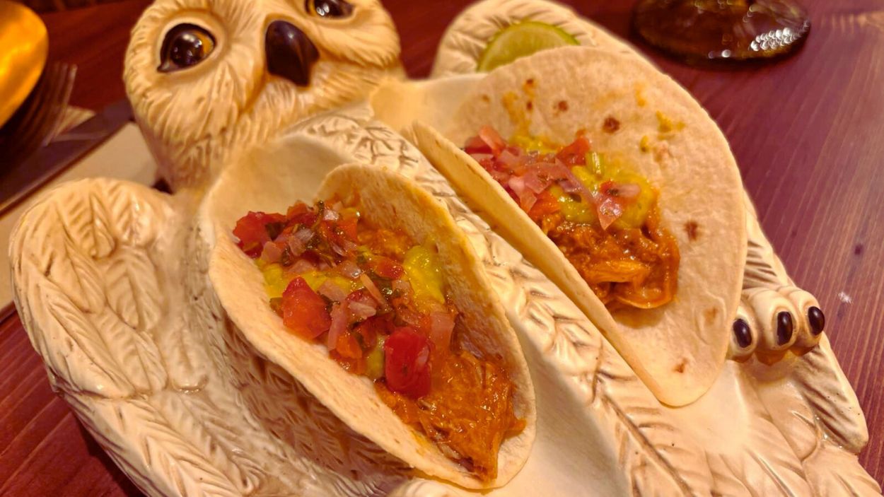Tacos del Colagusano Asado. Dos tacos de pulled pork hechizado sobre Hedwig, la lechuza más famosa del universo mágico. Presentación de 10 y sabor aún mejor.