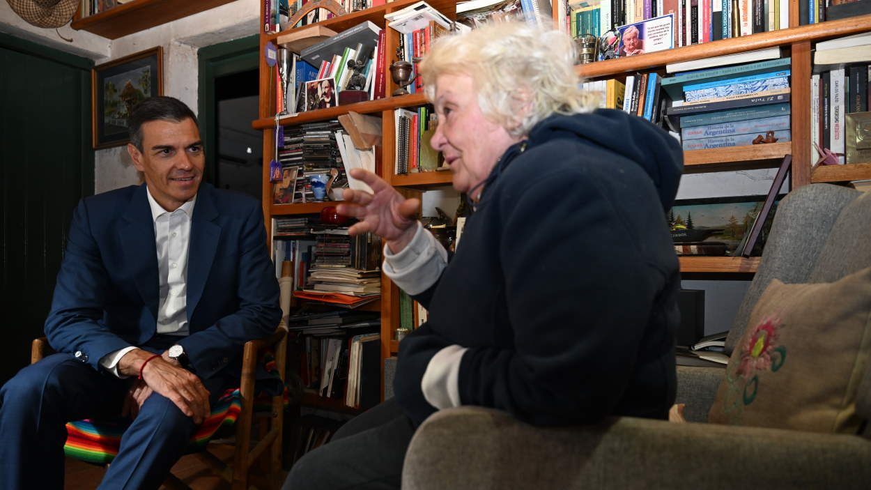 El presidente del Gobierno, Pedro Sánchez, conversa con la exvicepresidenta de Uruguay y viuda de Pepe Mujica, Lucía Topolansky. EP.
