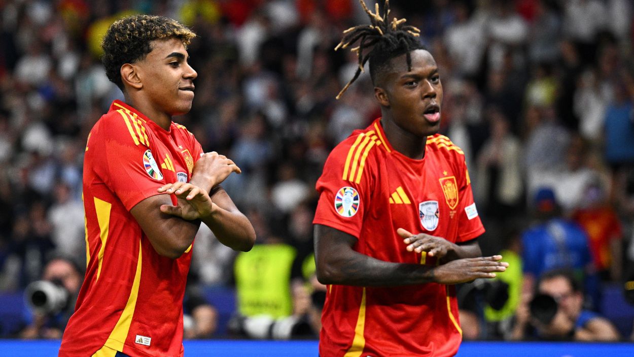 Lamine Yamal y Nico WIlliams celebran un gol con España durante la Eurocopa de 2024. EP