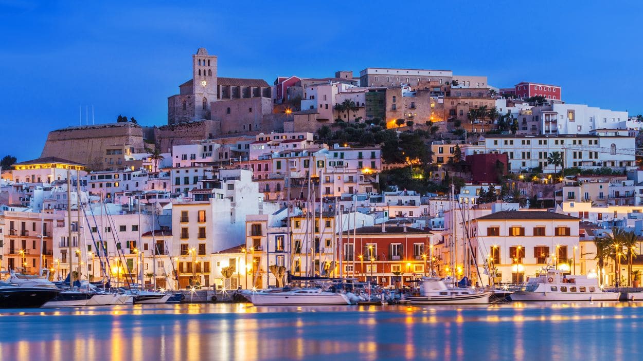 Descubre el encanto y los secretos de Ibiza más allá de la fiesta