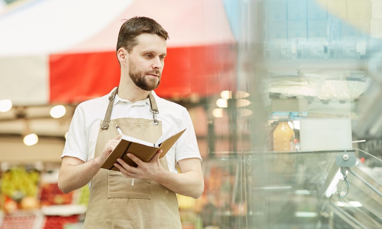 Un trabajador de supermercado