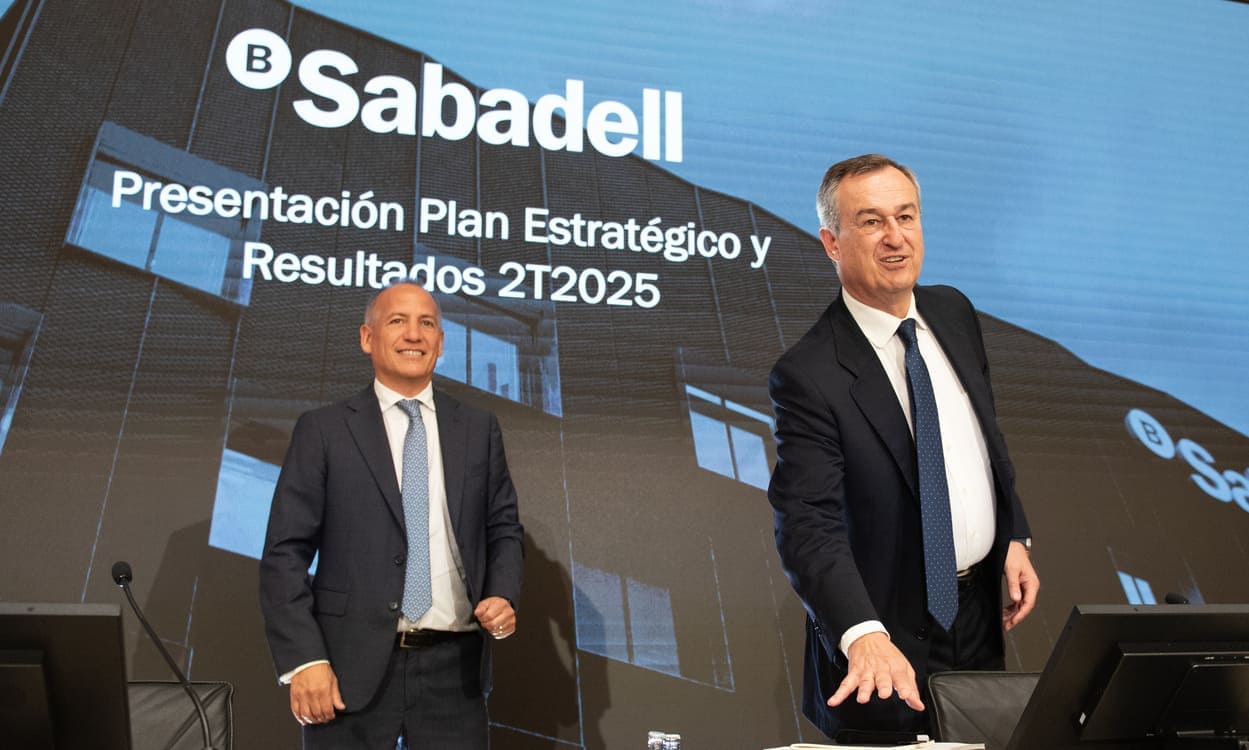El consejero delegado de Banco Sabadell, César González-Bueno y el director financiero de Banco Sabadell, Sergi Palavecino, durante la presentación del el plan estratégico y los resultados del segundo trimestre de 2025. Alberto Paredes / EP
