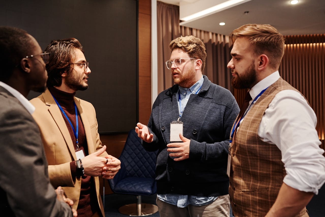 Charlas en un evento corporativo / Henri Mathieu / PEXELS