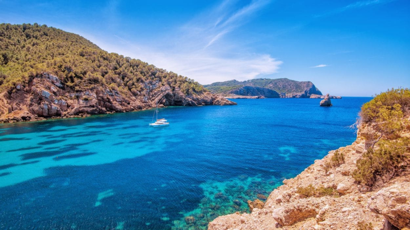  Cala Benirrás, donde se encuentra el océano con el azul más intenso de Ibiza