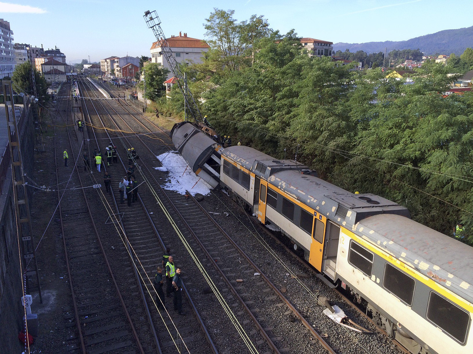 Cuatro personas han muerto y "un numero elevado" ha resultado heridas al descarrilar un tren esta mañana en las inmediaciones de la estación de tren de O Porriño (Pontevedra). 