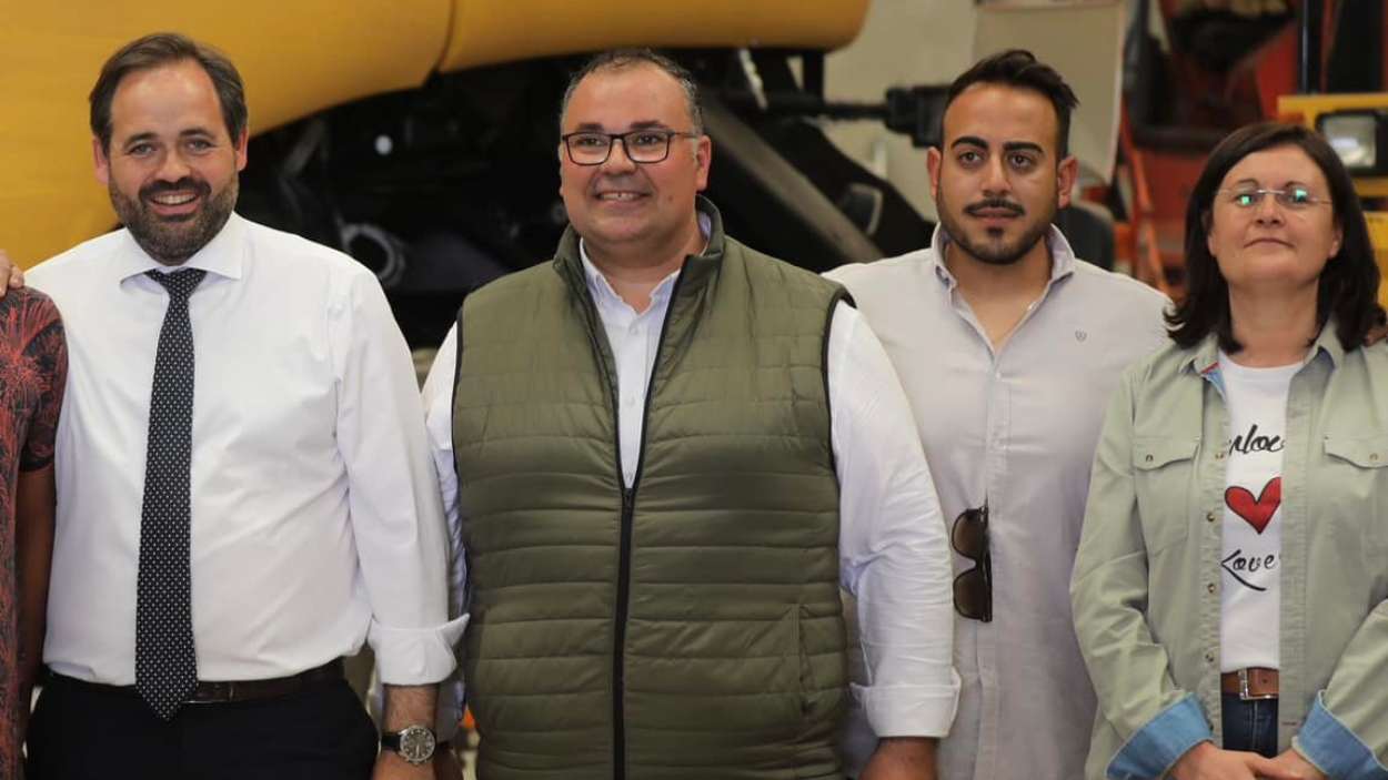 El presidente del PP de Castilla La Mancha, Paco Núñez, junto a Calero (2d) y otros miembros del PP local y provincial.