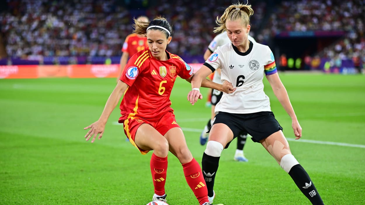 La española Aitana Bonmatí y la alemana Janina Minge durante el partido de semifinales de la Eurocopa Femenina de la UEFA 2025 entre Alemania y España. EP.