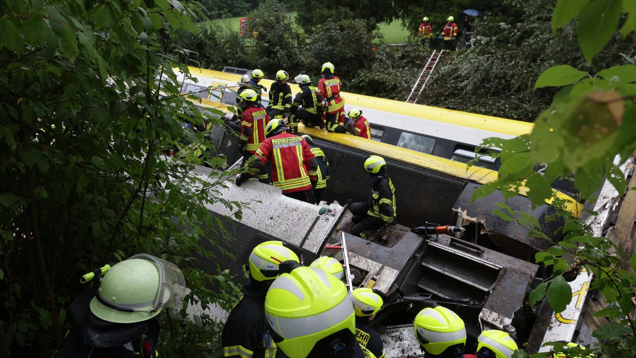 Tres Muertos Y Decenas De Heridos Tras Descarrilar Un Tren En Alemania