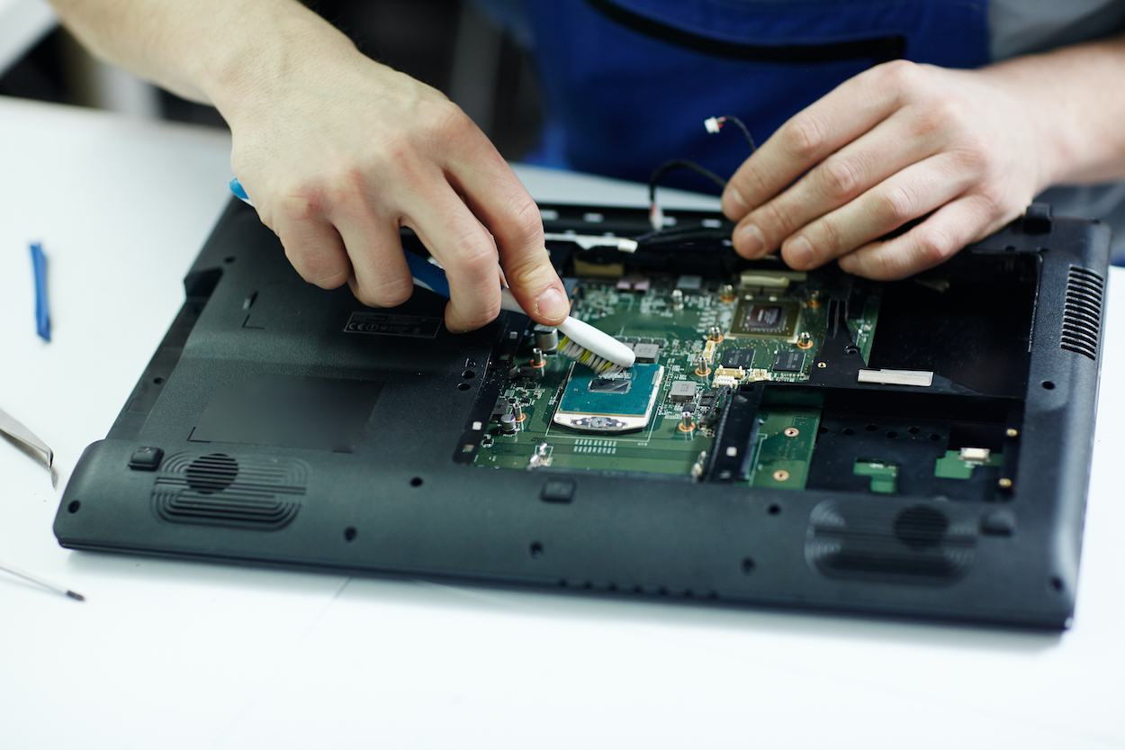 Reparacón de una placa de circuito / FREEPIK