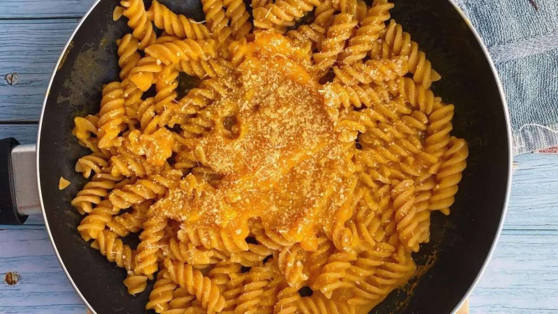 Pasta con salsa de zanahoria y queso