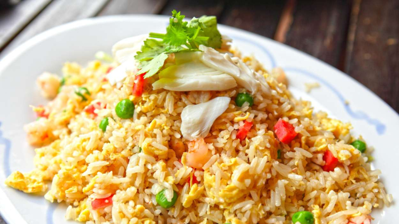 Arroz salteado con zanahoria y huevo