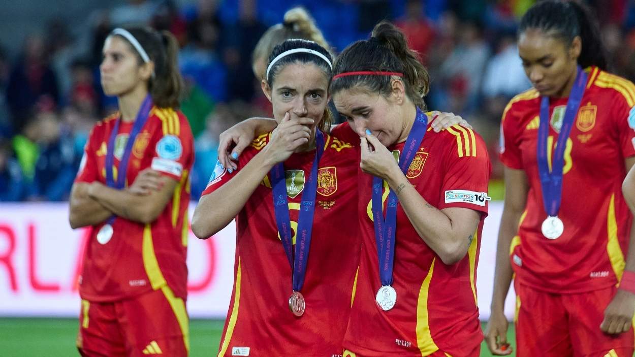 Las jugadoras Aitana Bonmatí y Mariona Caldentey, hablando tras el partido frente a Inglaterra. EP