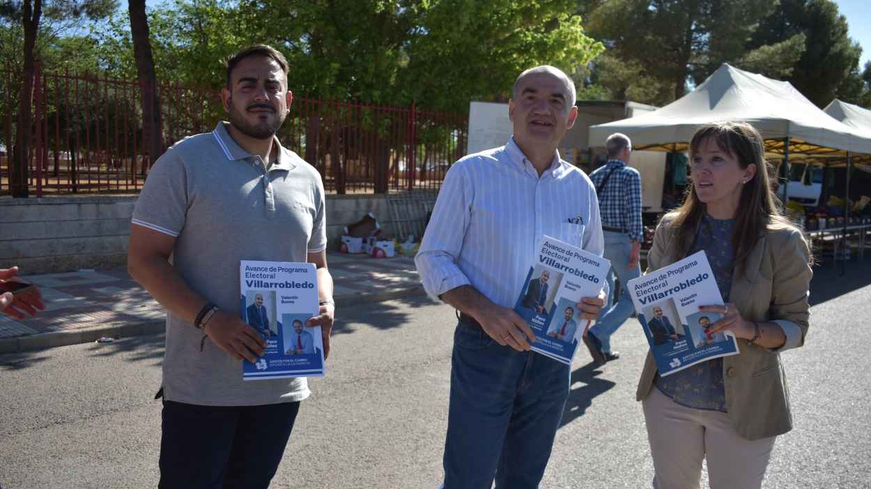 El alcalde de Villarrobledo, Valentín Bueno, junto al concejal Juan José Calero y la diputada Tania Andicoberry. PP.