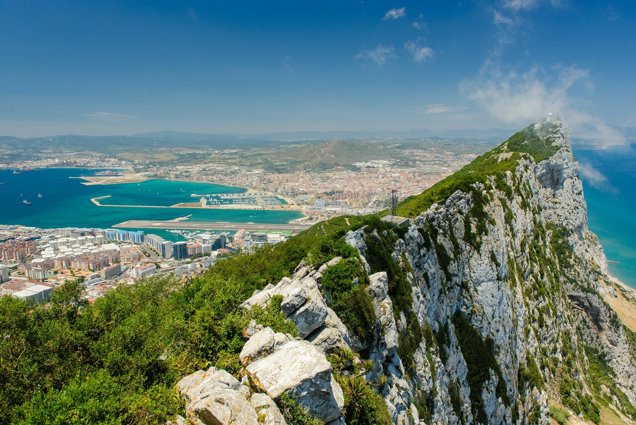 Vista aérea de la bahía de Algeciras, con el peñón de Gibraltar en primer plano / UNSPLASH