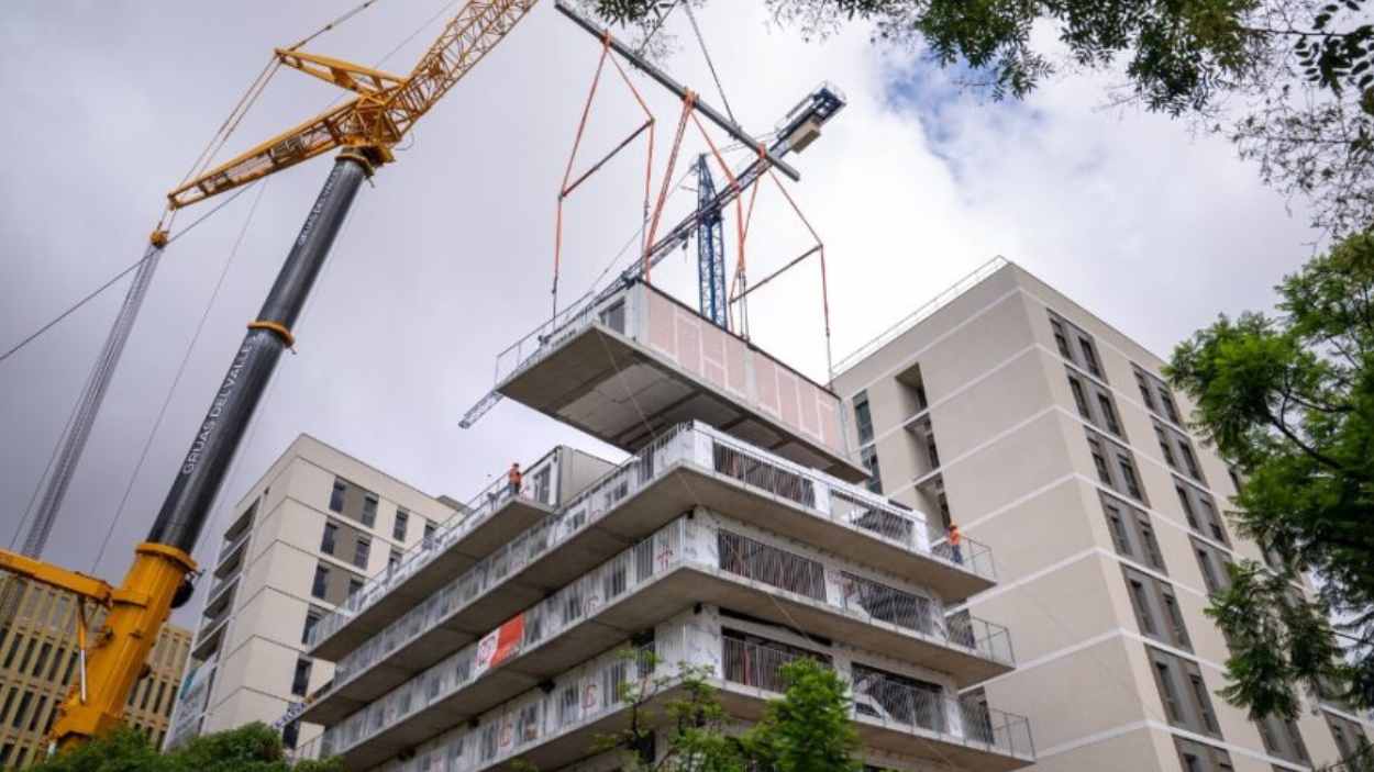 Barcelona levanta en sólo 10 días un bloque de 40 viviendas públicas