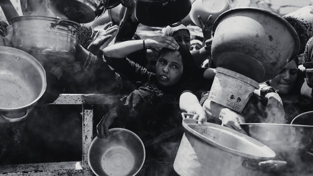 Personas esperan para recibir comida en las colas de ayuda humanitaria en la Franja de Gaza. EP.