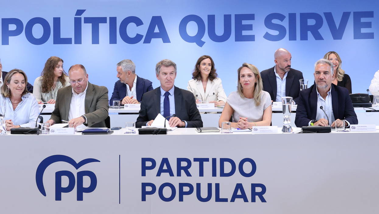 Feijóo radicaliza el PP en materia migratoria con el fichaje del inventor de Vox. EP.