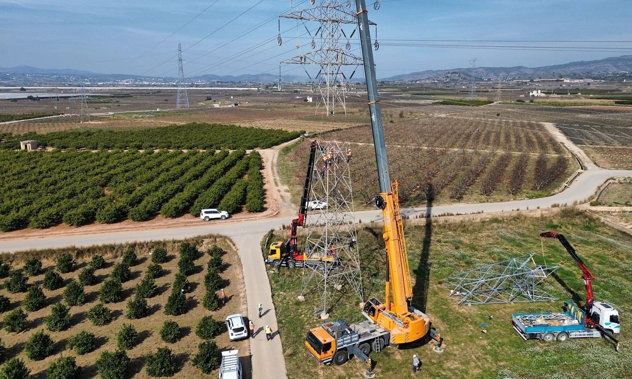 Trabajos alta tensión de Iberdrola en Carlet tras la dana. Iberdrola
