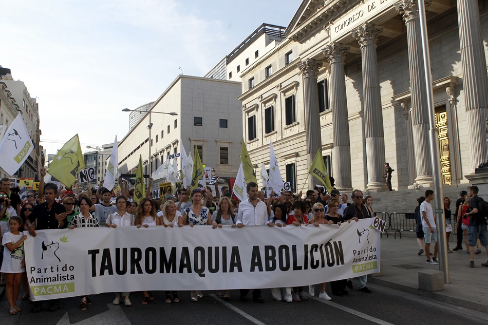 Momento del paso de la manifestación convocada por Pacma por delante del Congreso de los Diputados. 