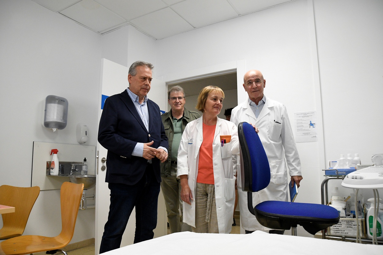 El conselleiro de Sanidade, Gómez Caamaño, durante la visita a las instalaciones del CHUO realizada hoy martes (Foto: Xunta de Galicia).
