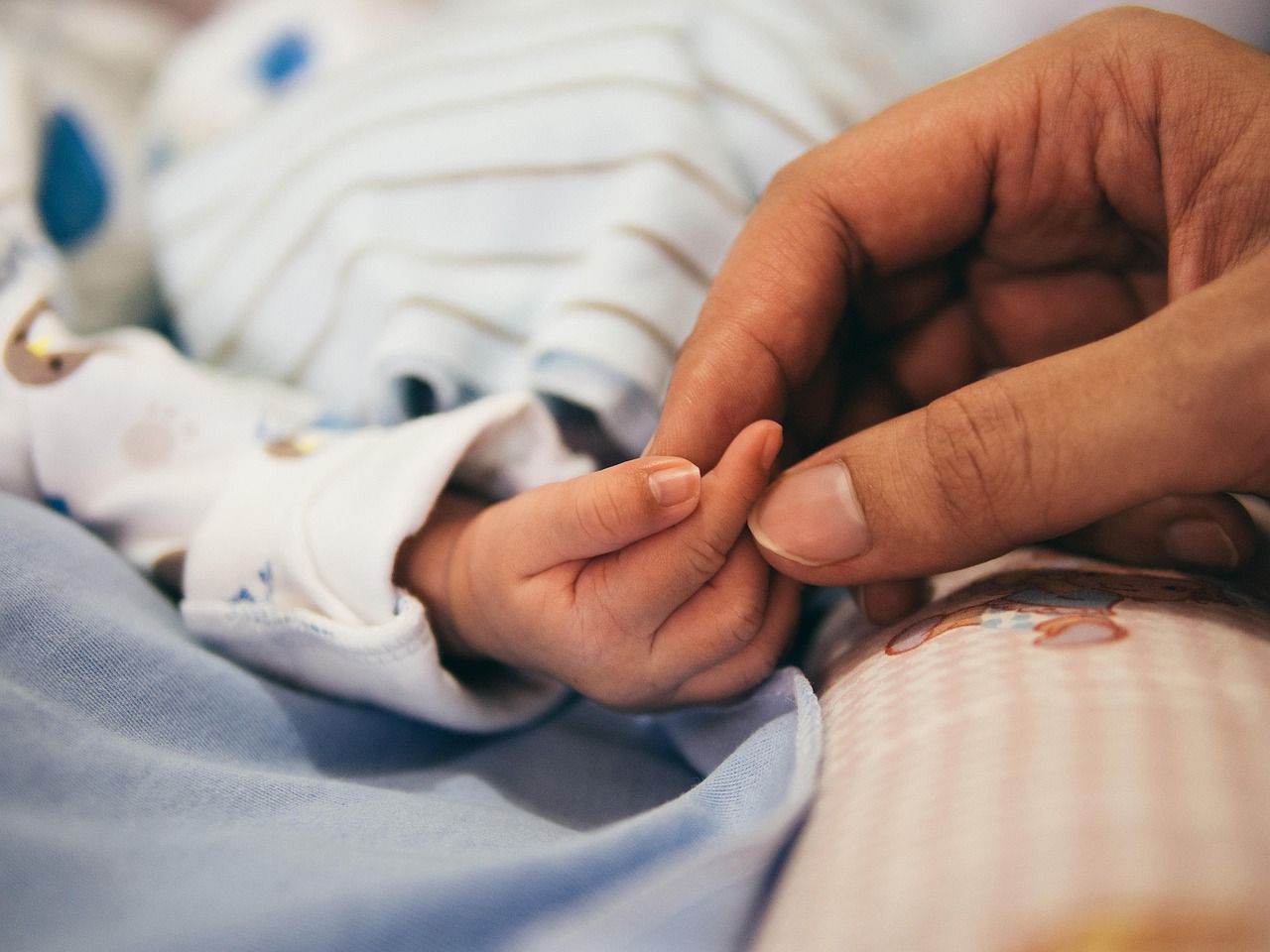 Imagen de recurso de un bebé en manos de su madre. Pixabay.