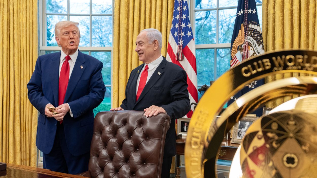 El presidente de Estados Unidos, Donald Trump, junto al primer ministro de Israel, Benjamín Netanyahu, en el Despacho Oval de la Casa Blanca. EP.