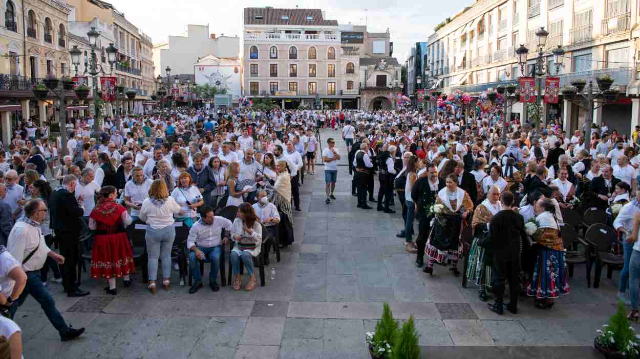 Varias personas asisten a la proclamación del Pandorgo de la fiesta de la Pandorga 2022, en la Plaza Mayor de Ciudad Real. EP.