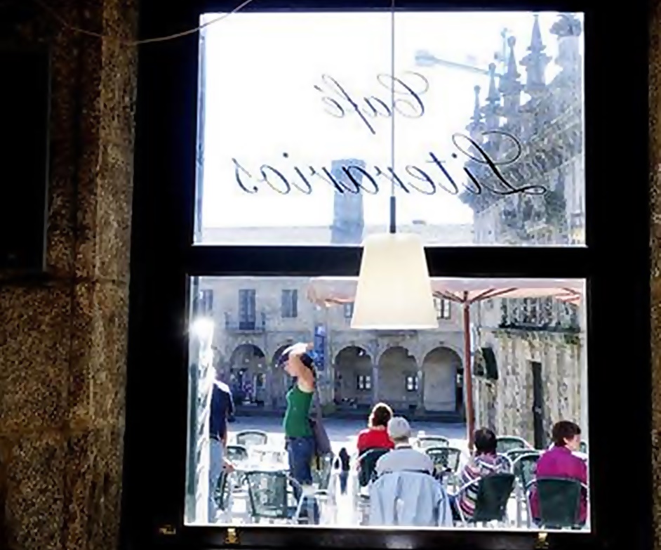 Imagen de Facebook tomada desde dentro del Café Literarios de Santiago.